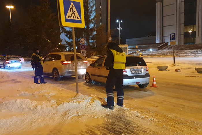 Пострадала 10-летняя девочка: в центре Екатеринбурга Hyundai влетел в Mitsubishi