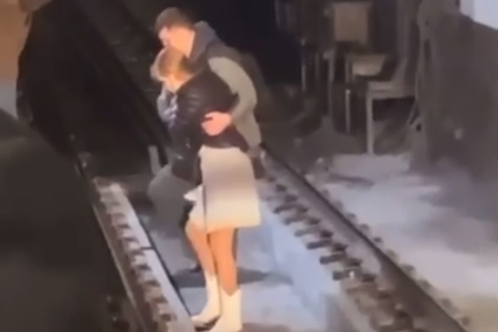 Мужчина спас девушку, упавшую на рельсы метро — видео