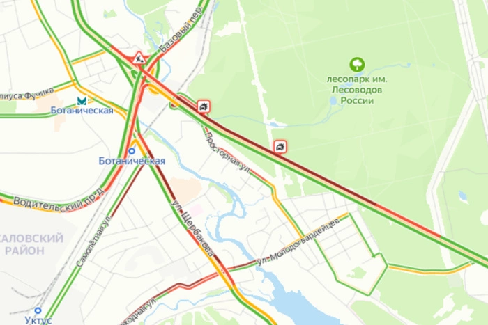 Кольцовский тракт встал в огромную пробку из-за ремонта, который продлится до конца лета