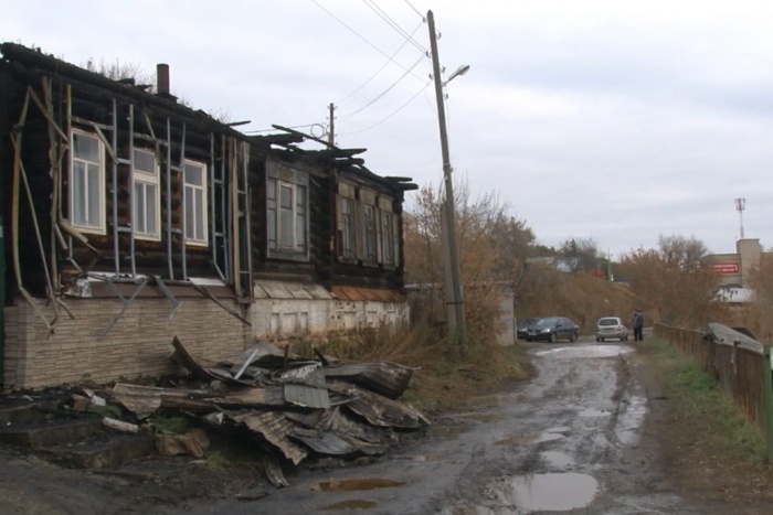 В Каменске-Уральском сотрудник ГИБДД спас семью с детьми из горящего дома