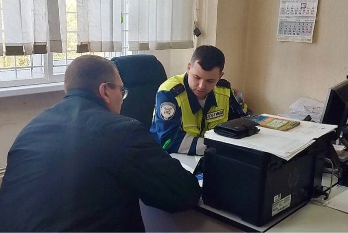 В Екатеринбурге ГИБДД привлекла к ответственности любителя парковки на тротуаре (ФОТО)