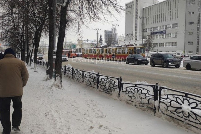 В центре Екатеринбурга остановили движение трамваев