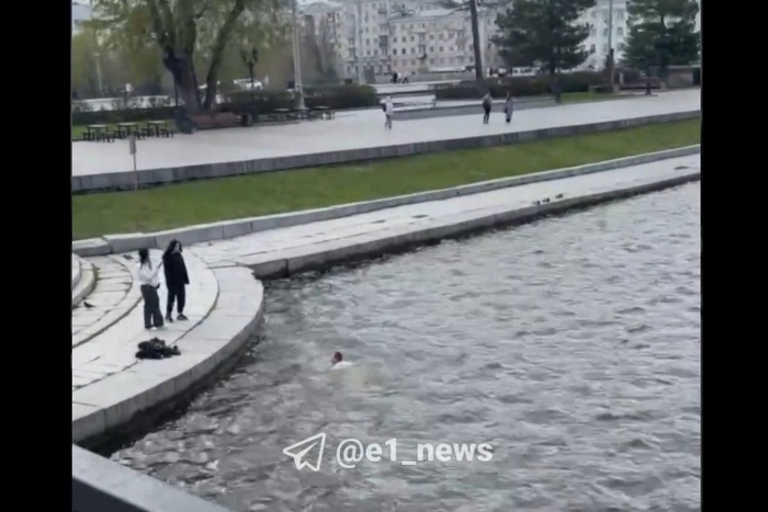 Неизвестный искупался в Исети в центре Екатеринбурга