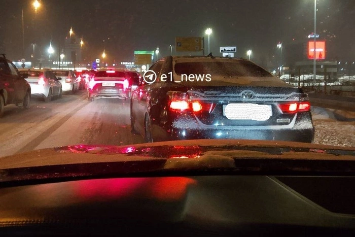 На въезде в аэропорт Кольцово образовалась огромная пробка