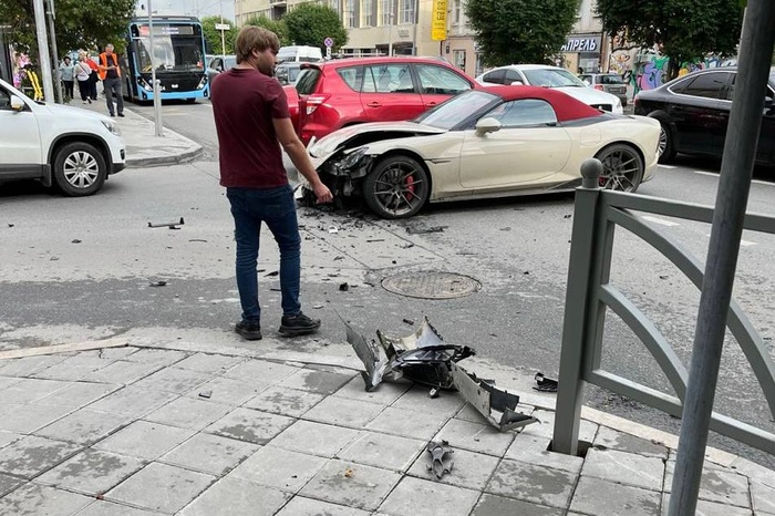 Массовое ДТП с участием элитных авто парализовало движение в центре Екатеринбурга (ФОТО)