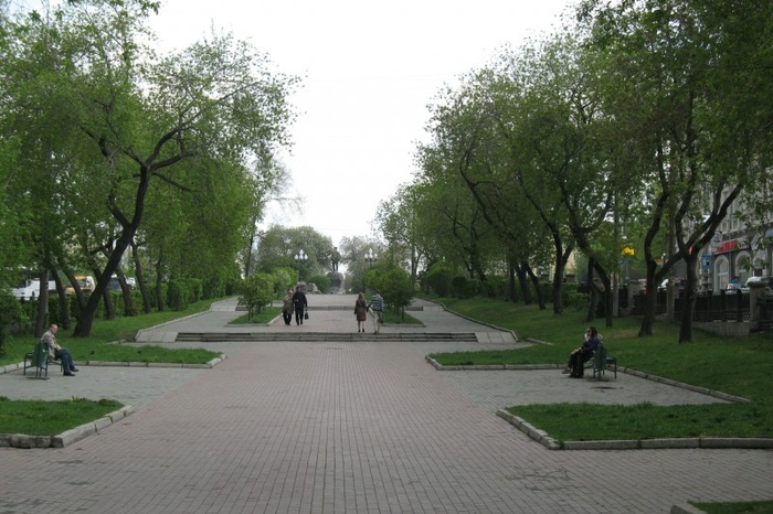 Строители временно ограничат движение пешеходов по скверу на проспекте Ленина