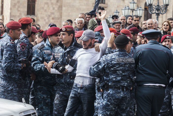 В Армении обнародуют имена избивавших участников протестов полицейских