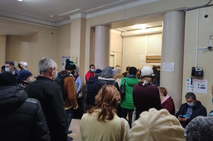 В больницах Екатеринбурга собираются огромные очереди на выдачу анализов на Covid