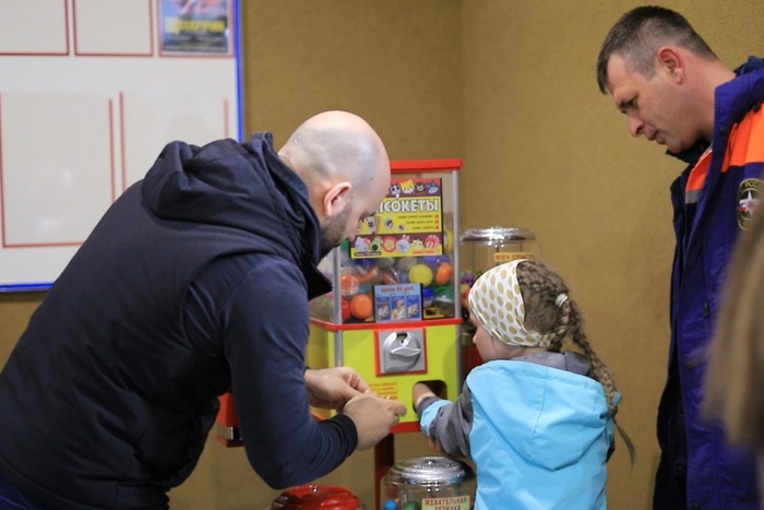 Маленькая россиянка застряла рукой в автомате с игрушками