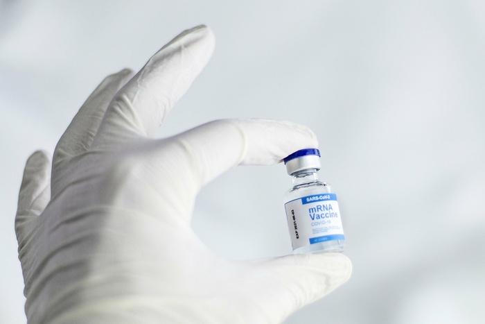 Гинцбург: 80% заболевших после вакцинации купили сертификаты