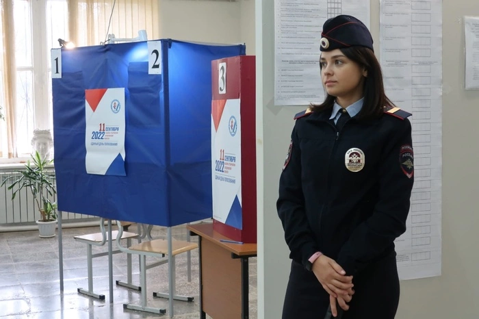 Стало известно, сколько силовиков дежурило во время выборов на свердловских избирательных участках