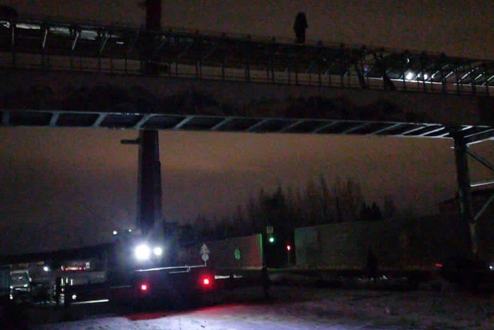 На ЕКАД установили надземный пешеходный переход