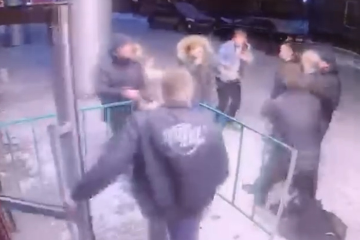 В Екатеринбурге банда избила людей около бара