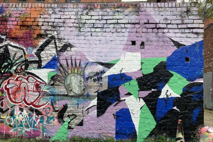 В Великобритании появилось граффити с арт-объектом из Екатеринбурга