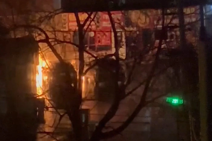 Возле станции метро «Проспект Космонавтов» загорелась машина