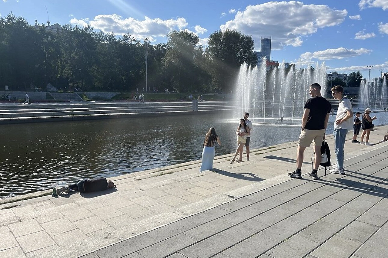Светомузыкальный фонтан на Плотинке спасают в Екатеринбурге от паводковых вод