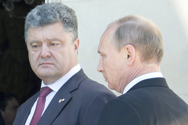 Порошенко пообещал Путину передать России задержанных десантников