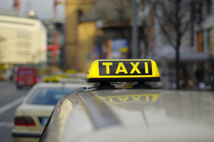 Пьяная сотрудница полиции разбила таксисту шашку на Урале