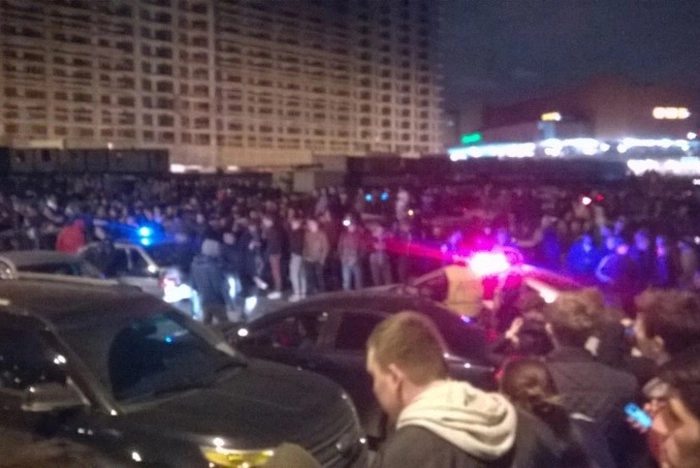 На Ходынке сотни стритрейсеров и автолюбителей устроили беспорядки