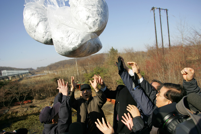 Воздушные шары с 300 тыс. листовок запустили из Южной Кореи в КНДР
