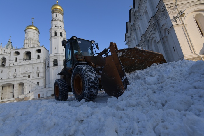 Не твой день: в Екатеринбурге водитель трактора попал в два ДТП подряд
