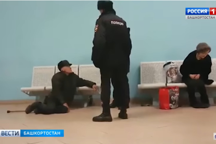 Полицейские скинули с вокзальной скамейки пенсионера с тростью