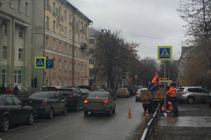 В «больничном» переулке Суворовский запретили парковку и обустроили переход