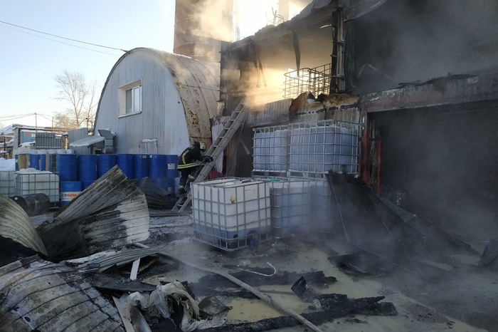 Пожарные справились с огнем на складе в Екатеринбурге