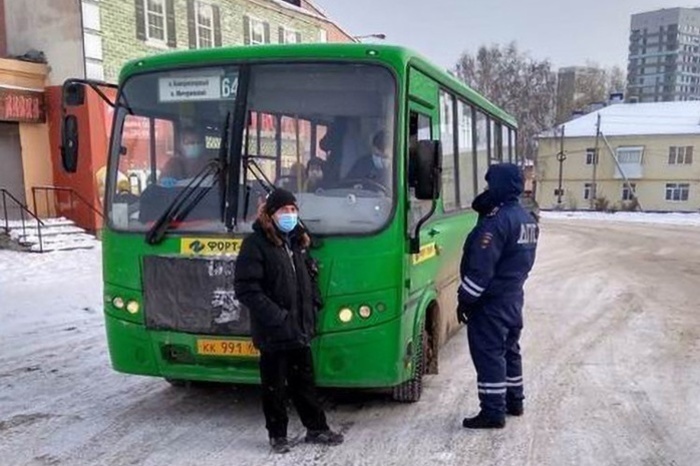В Екатеринбурге школьника выгнали из маршрутки за отсутствие маски