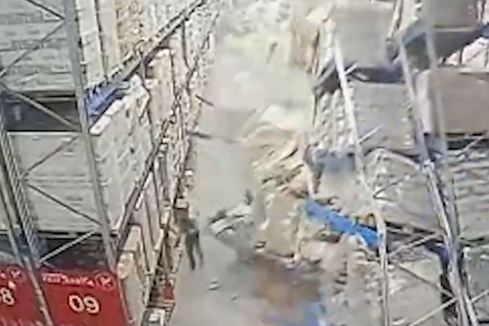 Стеллажи с тоннами алкоголя рухнули на рабочего на складе в Красноярске