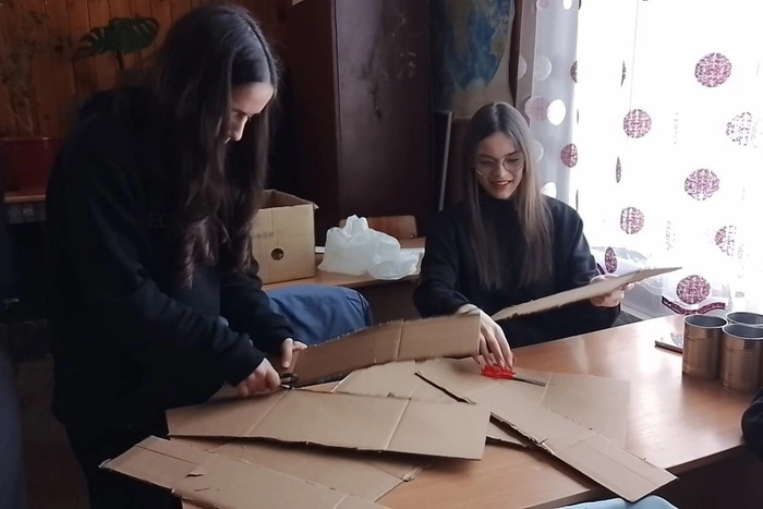 В Сысерти учащиеся техникума изготавливают парафиновые свечи для фронта