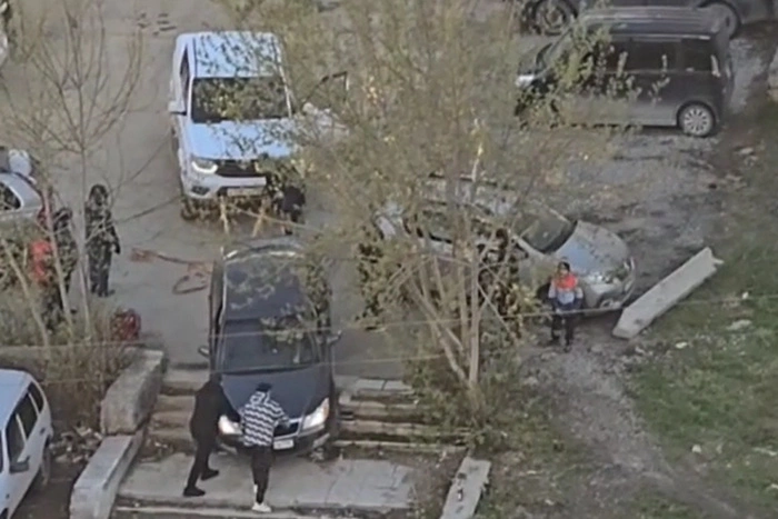 Под Екатеринбургом водитель решил срезать через двор и застрял