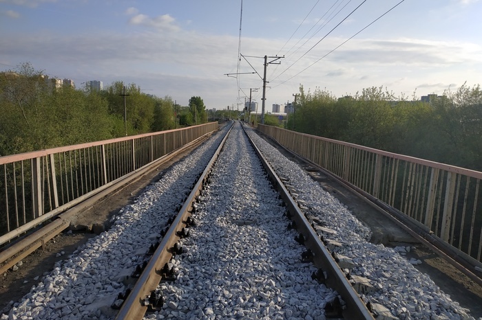 «Улица перекрыта». В Екатеринбурге сносят старый железнодорожный мост