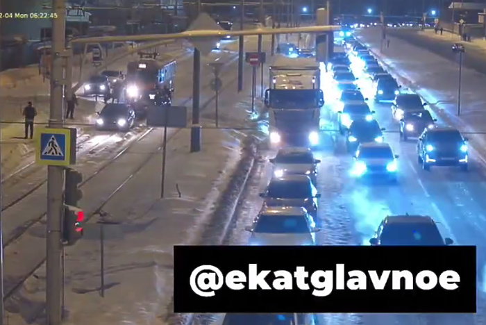 Движение трамваев в Солнечный встало в Екатеринбурге из-за легковушки
