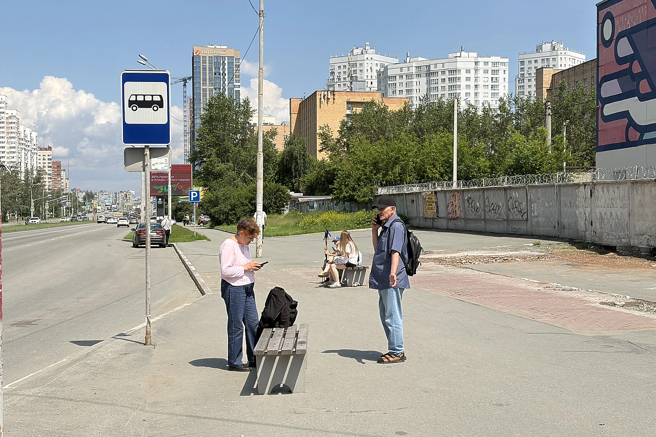 Екатеринбурженка обратила внимание властей на непропорционально узкие тротуарам остановки (ФОТО)