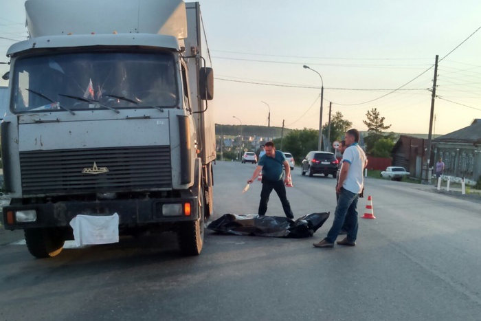 Пешеход погиб под колесами грузовика на трассе Екатеринбург-Тюмень