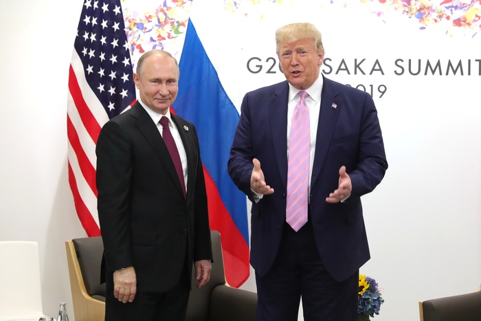 Трамп попросил Путина не вмешиваться в выборы и погрозил пальцем