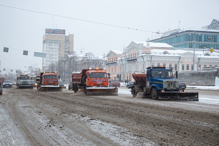 Последствия снегопада: за ночь из Екатеринбурга самосвалы вывезли 9,4 тысячи тонн снега