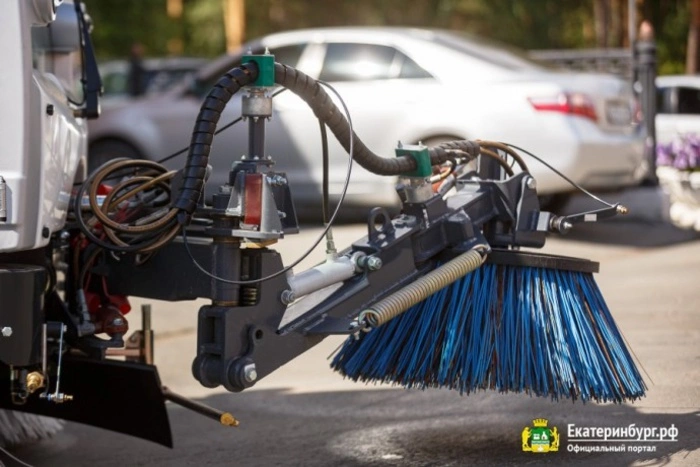 «Уверен, горожане заметят». В Екатеринбург прибыла новая уборочная техника