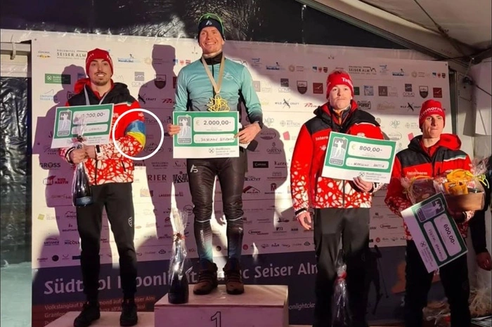 Проигравший Большунову лыжник вышел на пьедестал с украинским флагом на рукаве