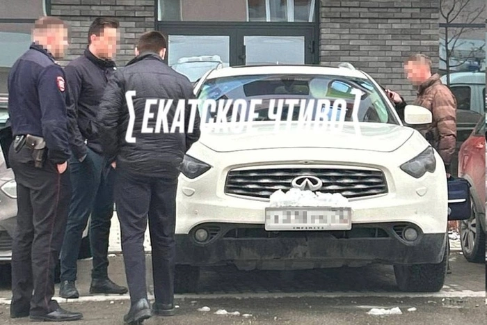 На ВИЗе обнаружили труп в элитной иномарке