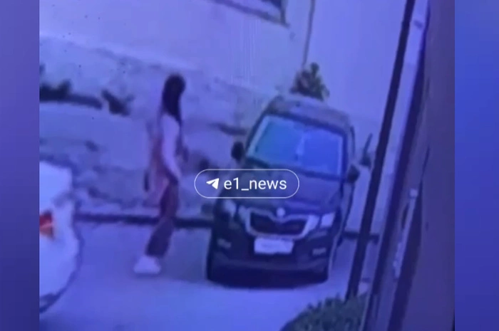 Незнакомая девушка разбила машину екатеринбуржца, которую он припарковал во дворе