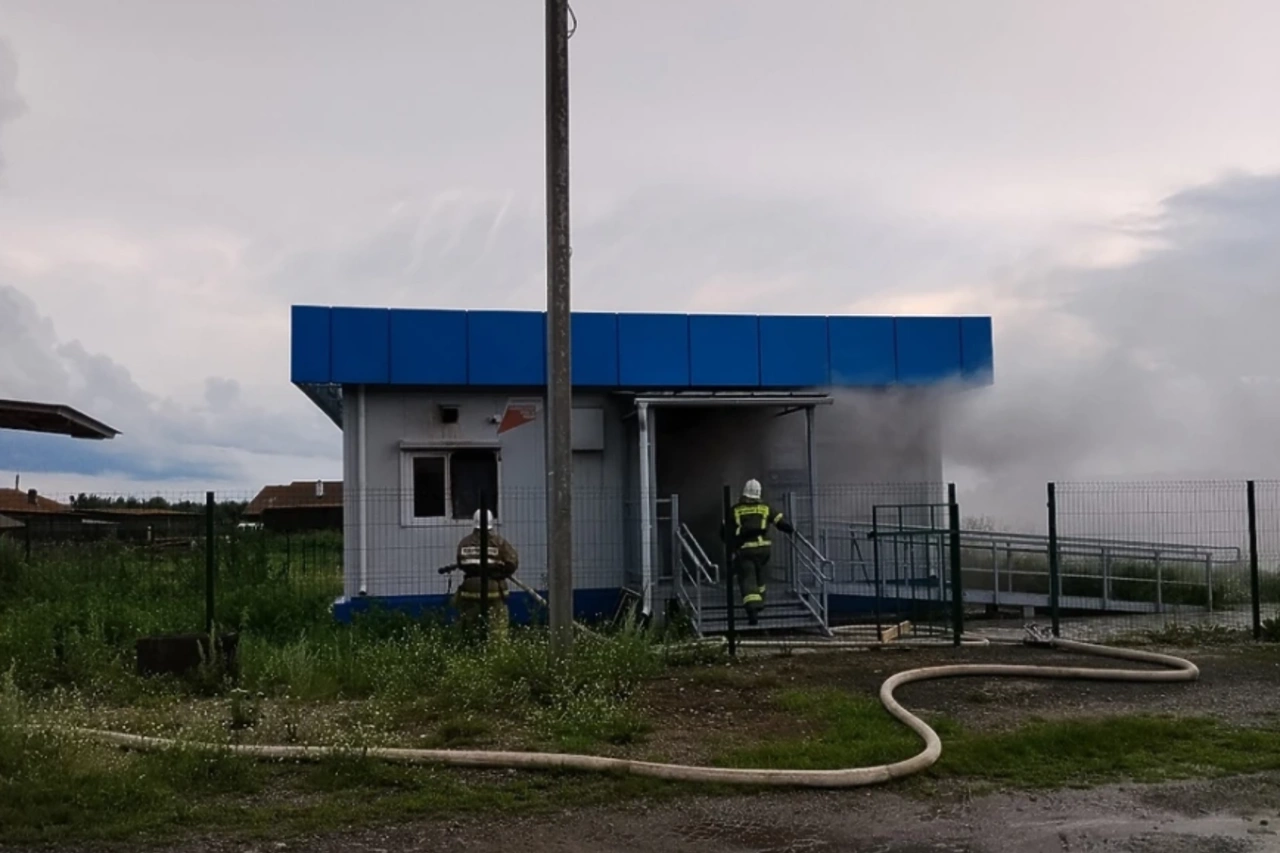 В Свердловской области во время грозы загорелся фельдшерско-акушерский пункт