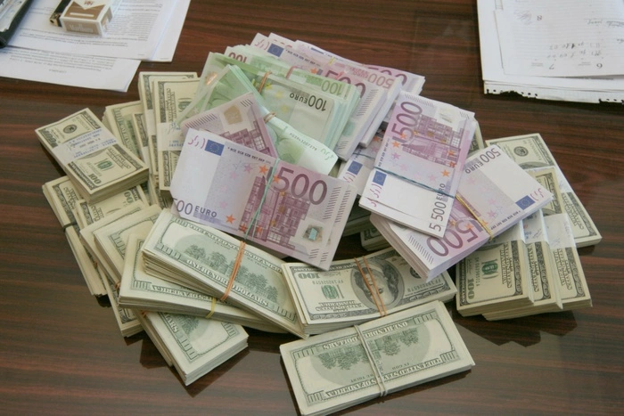 Следствие связало изъятые у Захарченко миллиарды c «семейным бизнесом»