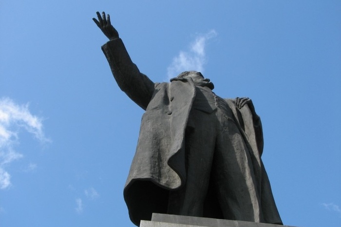 Вчера хотели сносить, а сегодня подсвечивать: что делать с памятником Ленину