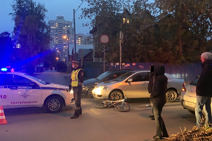 Ребёнка отбросило на другую машину: в Екатеринбурге в ДТП пострадал 9-летний велосипедист