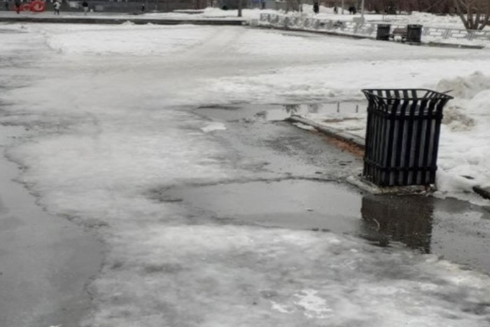 В Екатеринбурге мужчина получил травму, упав на льду в центре города