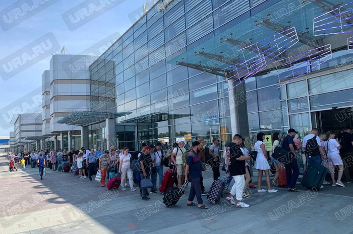 На входе в аэропорт Кольцово образовалась огромная очередь