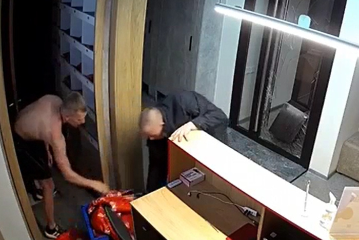 «Ограбление века»: в Екатеринбурге полуголые парни ворвались в пункт выдачи заказов — видео