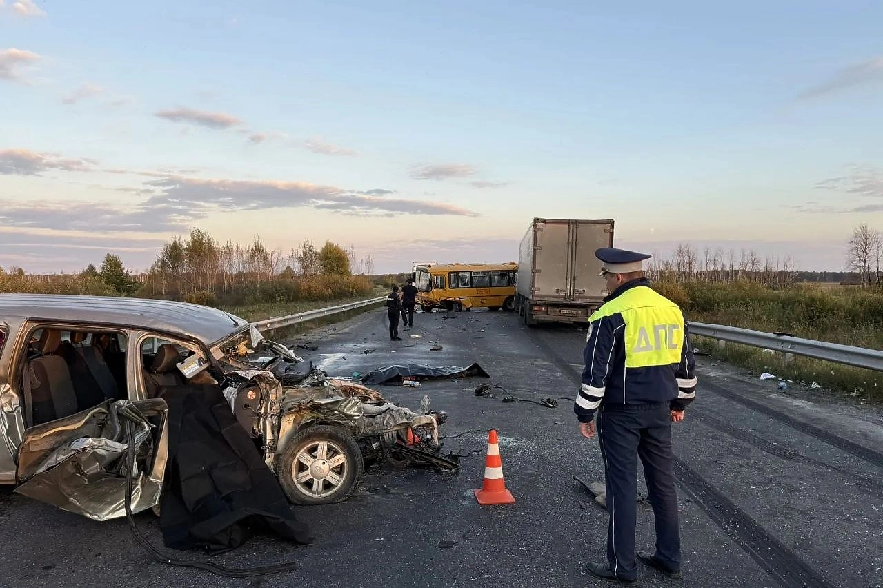 На свердловской трассе в ДТП со школьным автобусом погибли три человека